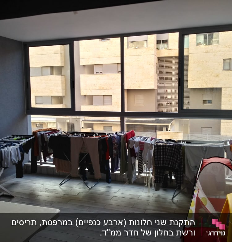 חלון אלומיניום גדול עם מסגרת אפורה